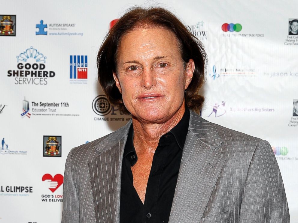 Bruce Jenner, bố dượng Kim Kardashian đã che giấu giới tính thật suốt 50 năm và đến năm 2015, ông mới can đảm sống dưới hình hài một người phụ nữ. Bruce Jenner vốn là vận động viên điền kinh nổi tiếng, từng giành huy chương vàng tại Thế vận hội mùa hè ở Montreal năm 1976. Bruce từng nhiều lần kết hôn để che giấu giới tính thật của mình. 